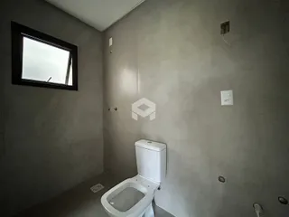 A foto mostra o interior de um banheiro.