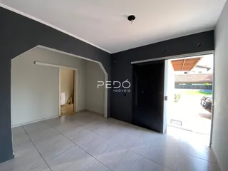 Ambiente interno com piso de cerâmica e paredes cinzas.