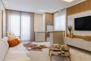 Sala de estar moderna com grandes janelas e decoração contemporânea.