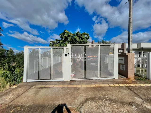Fachada de um portão de entrada de propriedade em Lajeado, Brasil.