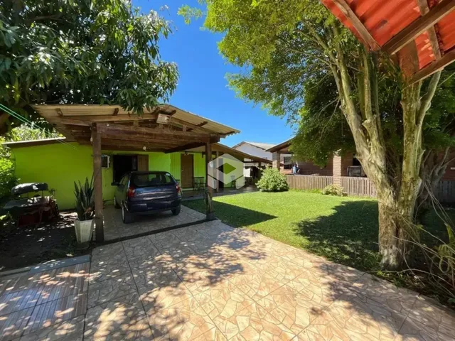 Vista externa de uma residência com jardim e área coberta em Lajeado, Brasil.