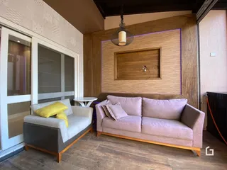 Sala de estar com sofá e decoração em madeira.