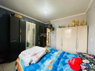 Quarto com armários e cama decorada em uma sala.