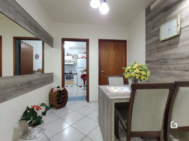 Sala de estar com revestimento de madeira e piso cerâmico.