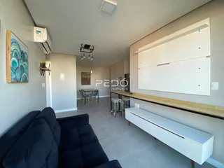Sala de estar e jantar de um apartamento moderno em Lajeado, Brasil.