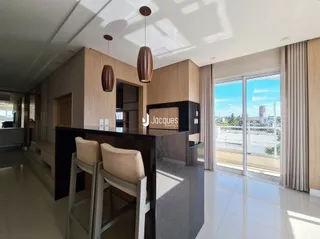 Imagem de uma sala de estar moderna com piso claro e grandes janelas.
