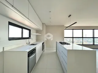 Cozinha moderna com armários brancos e piso claro.