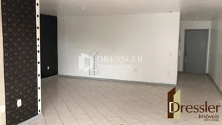 Vista interna de um ambiente com piso de cerâmica e paredes brancas.