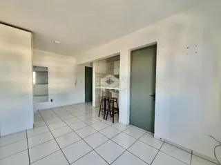 Ambiente interno com piso de cerâmica branco e paredes brancas.