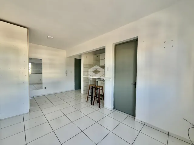 Ambiente interno com piso de cerâmica branco e paredes brancas.