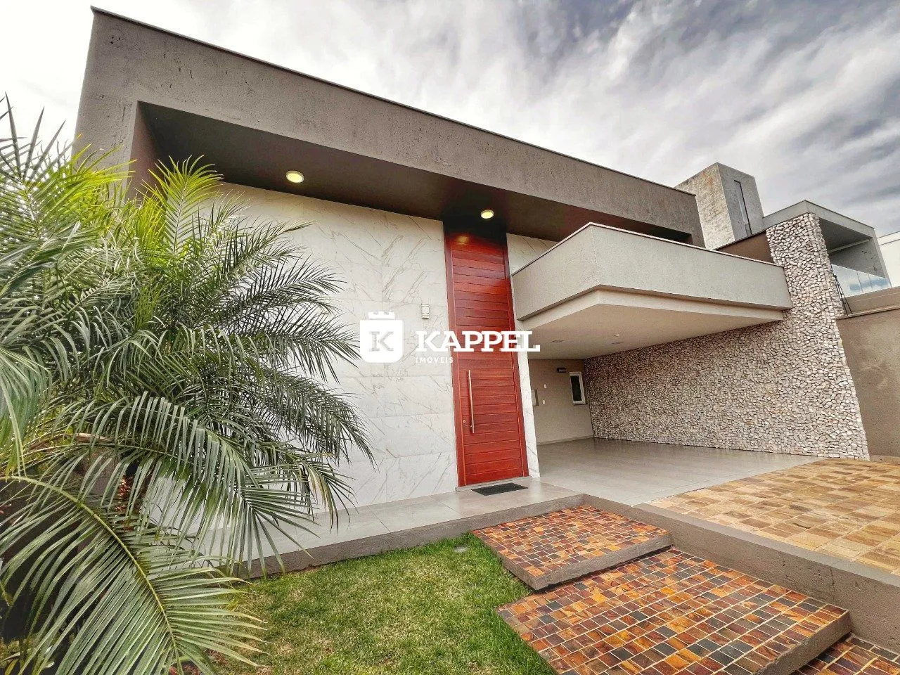 Fachada moderna de uma residência em Lajeado, apresentando paredes brancas e uma porta vermelha.