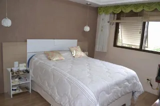 Quarto com cama de casal e janela.