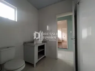 Foto de um banheiro interno com azulejos brancos.