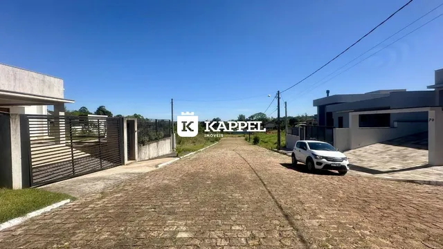 Vista externa de uma propriedade em Lajeado, Brasil, mostrando a entrada pavimentada e o acesso ao imóvel.