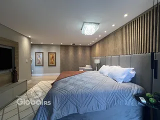 Quarto moderno com cama grande e parede texturizada.