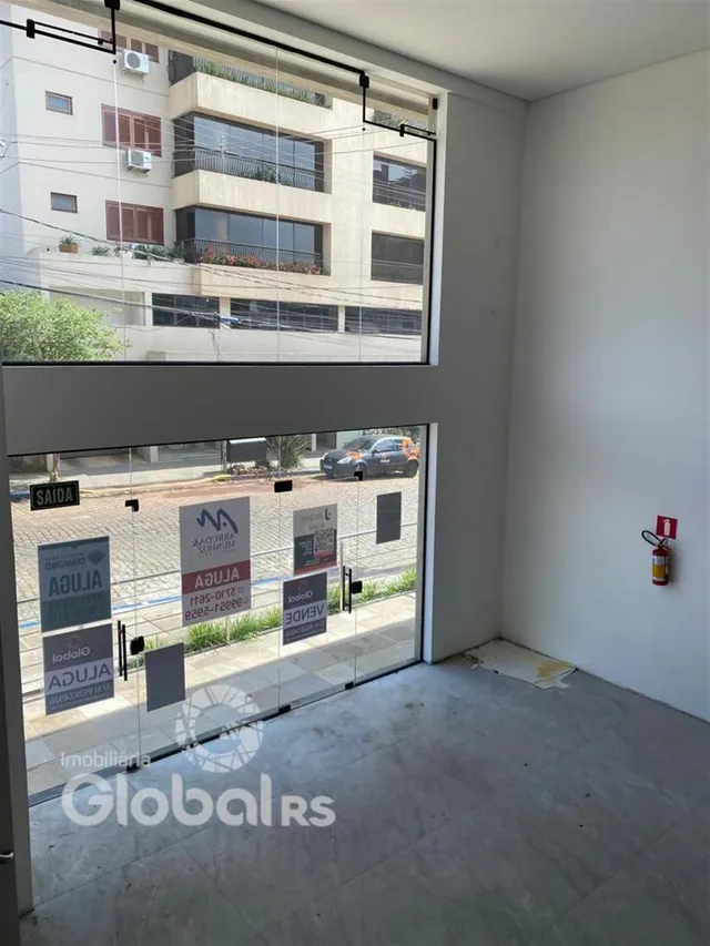 Vista interna de um ambiente com grandes janelas de vidro em uma propriedade em Lajeado.