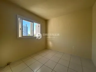 Vista interna de um cômodo com piso de cerâmica e janela.