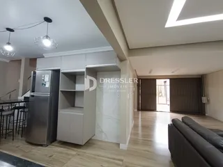 Vista de uma sala de estar com cozinha em um imóvel em Lajeado, Brasil.