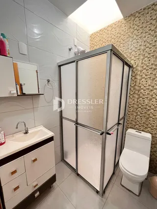 Foto de um banheiro com pia e vaso sanitário em um imóvel.