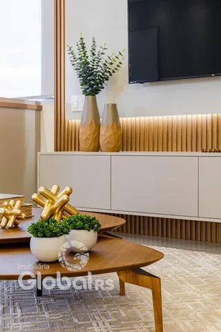 Sala de estar moderna com móveis de madeira e decoração minimalista.