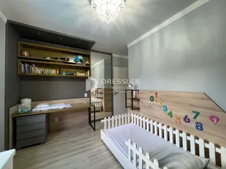 Quarto com cama de madeira e decoração de parede em Lajeado, Brasil.