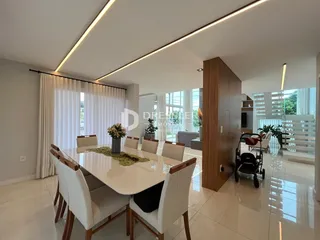 Vista da sala de jantar com mesa e cadeiras em um imóvel em Lajeado.