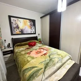 Quarto com cama e roupa de cama decorada.