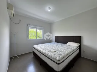 Quarto com cama e janela em um imóvel no Brasil.