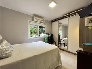 Quarto com cama e janela em um imóvel no Brasil.