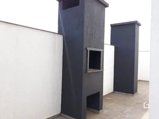 Fachada externa de uma propriedade em Lajeado, Brasil, mostrando paredes brancas e pilares escuros.