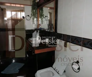 Foto de um interior com azulejos brancos e portas de madeira.