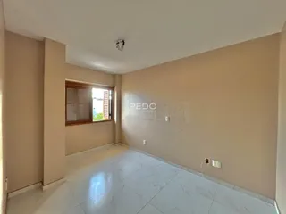Imagem de um ambiente interno com piso de mármore claro e paredes bege.