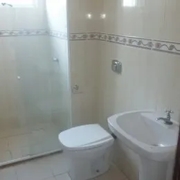 Foto de um banheiro com vaso sanitário e pia.