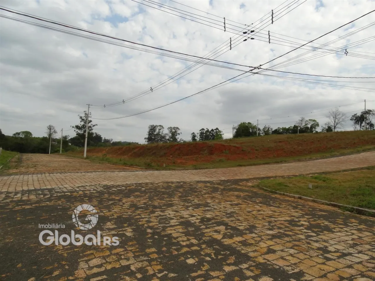 Vista de uma estrada de terra e vegetação em Lajeado.