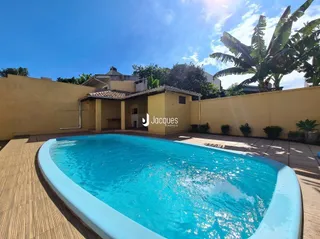 Vista da piscina externa de uma propriedade em Lajeado, Brasil.