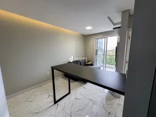 Sala de estar com piso de mármore e mesa de jantar moderna.