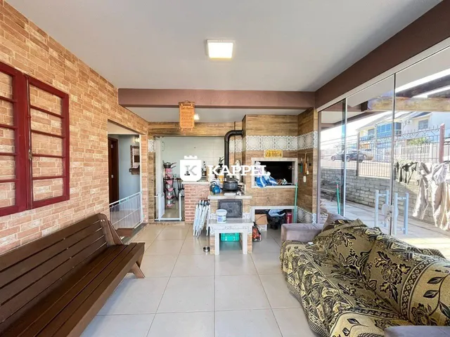 Sala de estar com lareira e sofá.