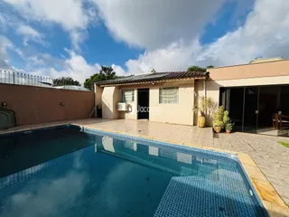 Vista da fachada de uma casa com piscina em Lajeado, Brasil.