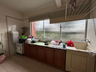 Foto de um banheiro com bancada e janela em um imóvel no Brasil.