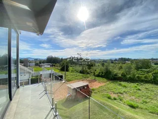 Vista da propriedade com terraço e jardim.