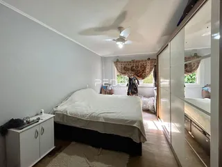 Quarto com cama e armário de closet.
