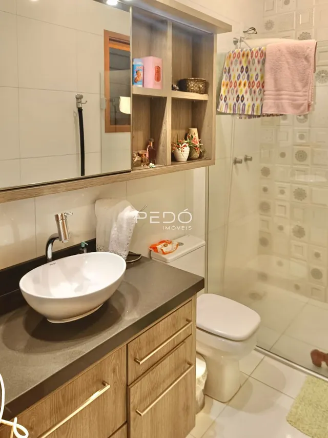 Foto de um banheiro com pia e vaso sanitário em um imóvel.