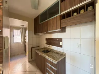 Hall de entrada com cozinha em um imóvel no Brasil.