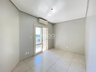 Hall de entrada com piso de cerâmica e porta de vidro.