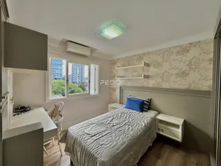 Quarto com janela e decoração de parede em imóvel no Brasil.