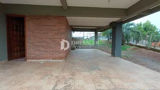 A foto mostra a fachada e a área externa de uma propriedade em Lajeado.