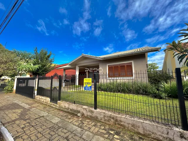 Fachada de uma residência em Lajeado, Brasil, com cerca e portão de ferro.