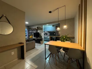 Ambiente interno moderno com sala de jantar e cozinha integrada.
