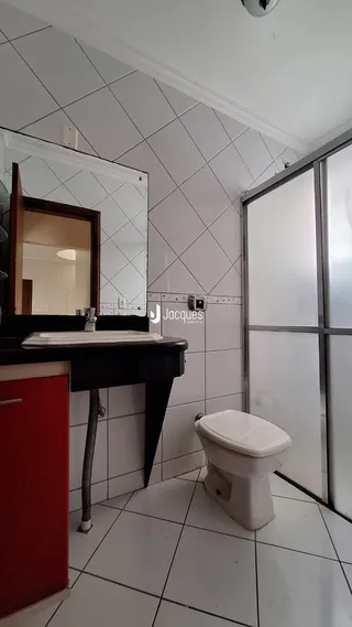 Foto de um banheiro com revestimento de cerâmica branca e piso branco.