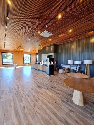 Sala de estar com piso de madeira e teto de madeira.
